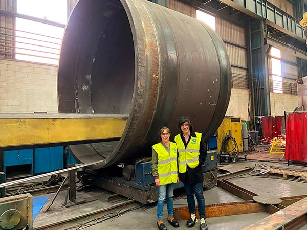 Sakudarte with a client at their industrial workshop