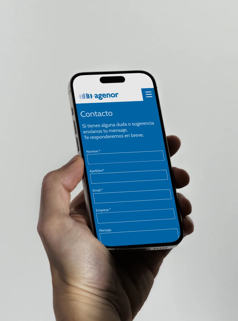 Formulario de contacto de Agenor en un móvil, con los campos de nombre, apellidos, email, empresa y mensaje