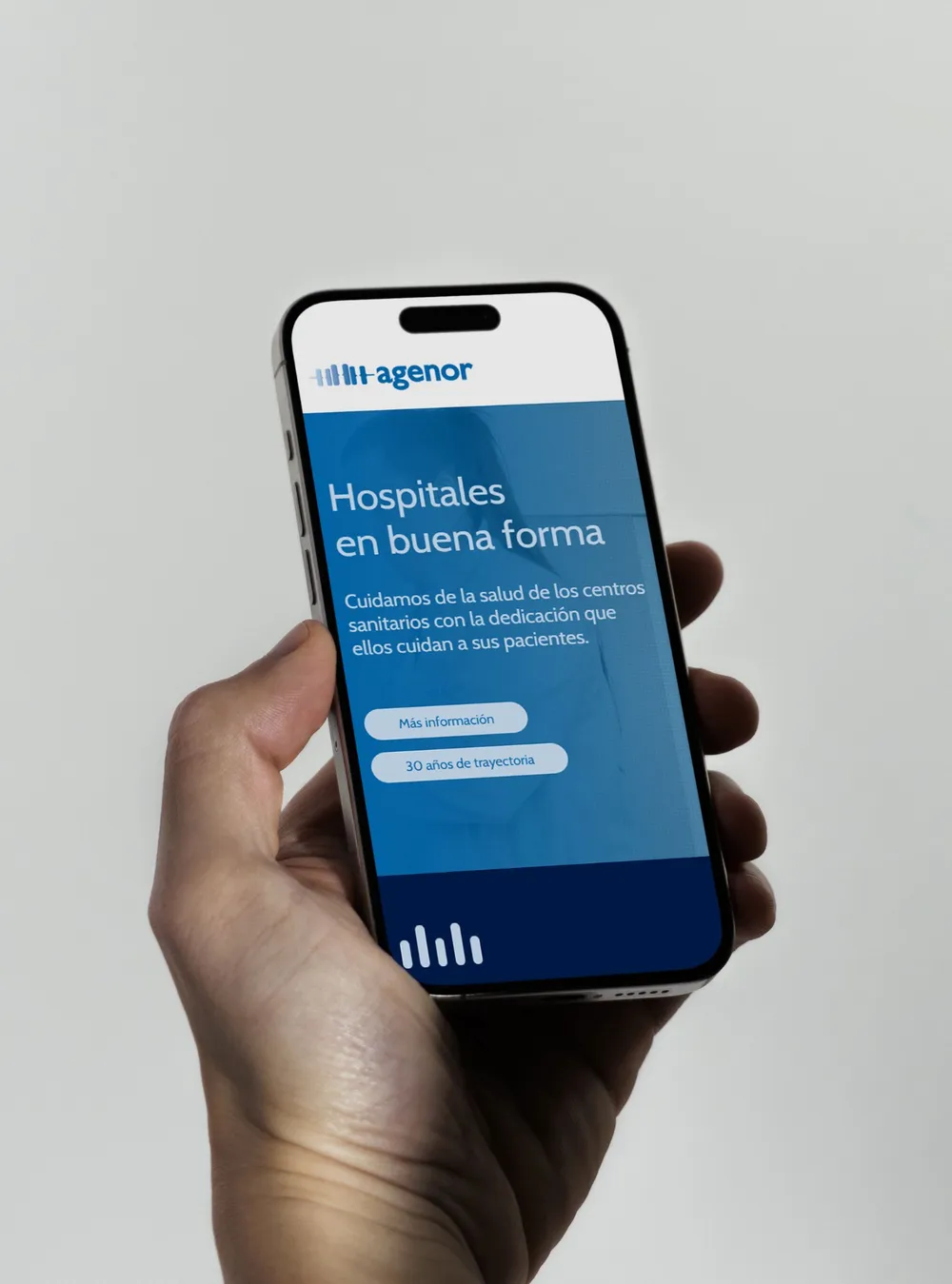 La home de Agenor en un móvil, con el titular «Hospitales en buena forma»