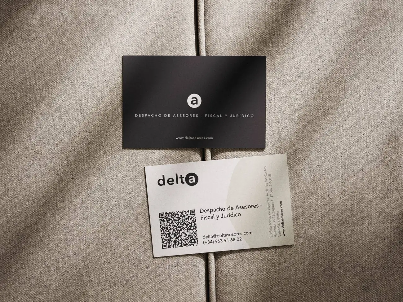 Identidad corporativa de Delta aplicada a las tarjetas de visita