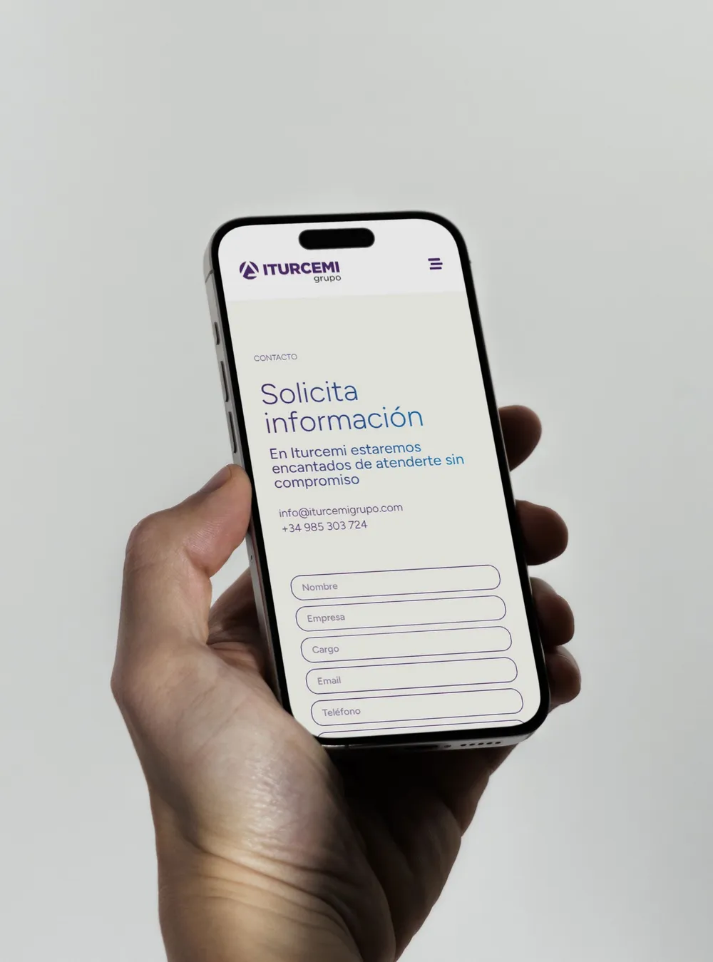 Formulario de contacto de Iturcemi en un móvil: «Solicita información», con teléfono y campos de nombre, empresa y cargo