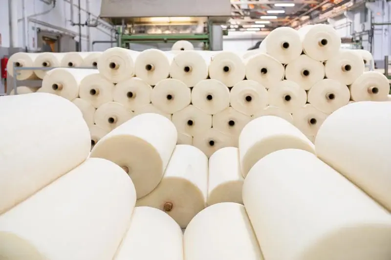 Bobinas de fieltro de lana apiladas en la fábrica de Textil Olius