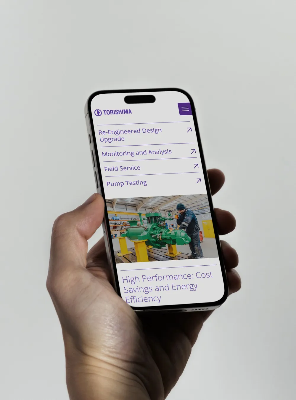 La web de Torishima en un móvil, con el menú de servicios: rediseño, monitorización, servicio de campo y ensayo de bombas