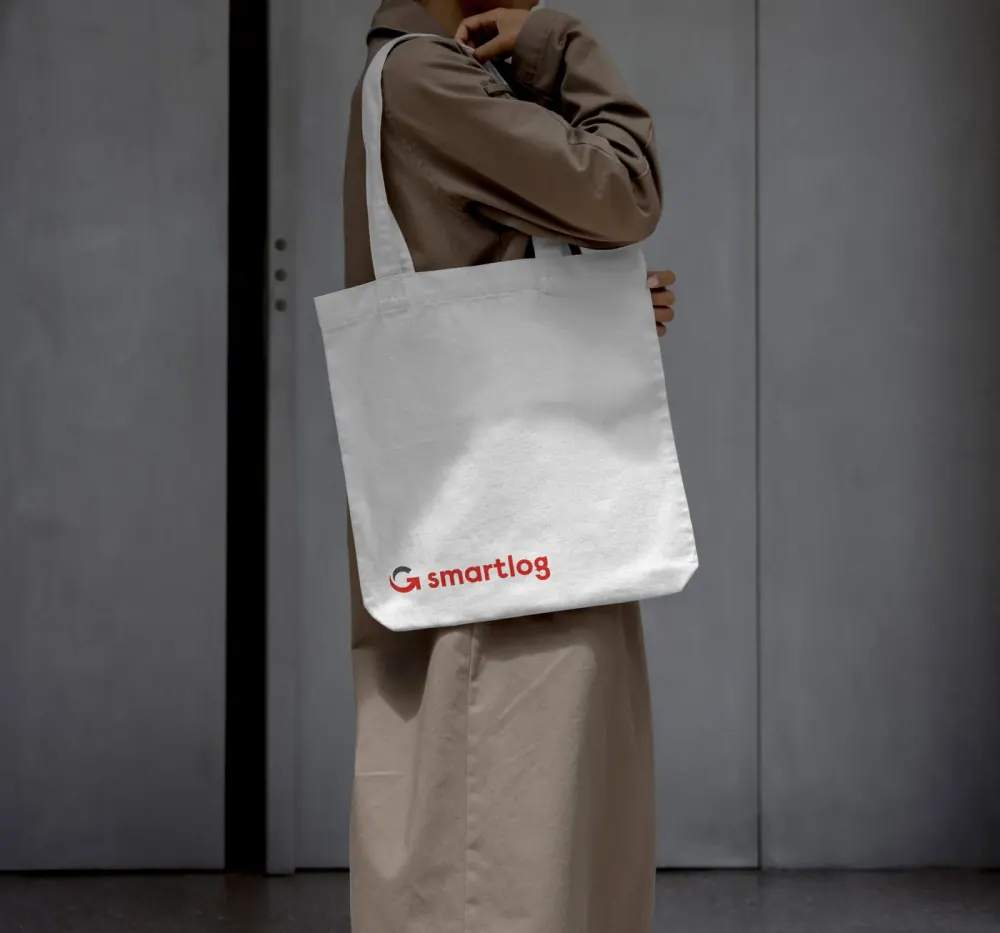 Estrategia de marketing B2B: bolsa de tela con la marca SmartLog